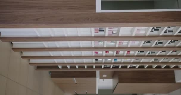 Gel Profissional Polonês Cores Diferentes Prateleira Madeira Estúdio Unhas Garrafas — Vídeo de Stock
