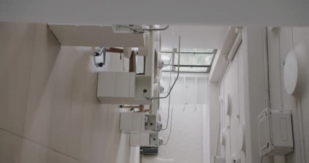 Prostorný Salon Krásy Moderním Interiérem Komfortní Pracoviště Stoly Židlemi Profesionálním — Stock video