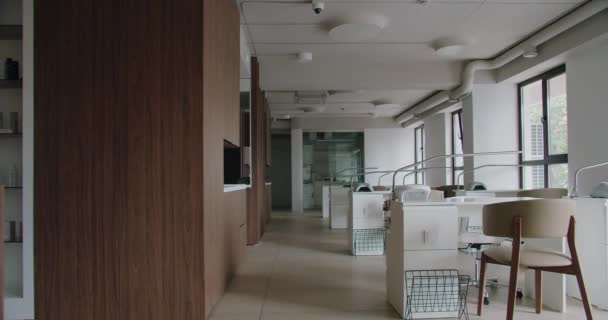 Salão Manicure Com Interior Moderno Mesas Com Equipamentos Cadeiras Conforto — Vídeo de Stock