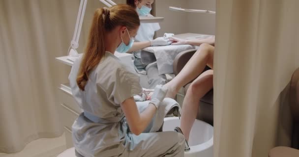 Twee Professionele Meesters Doen Manicure Pedicure Procedures Voor Vrouwelijke Cliënt — Stockvideo