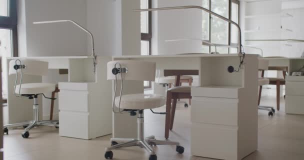 空指甲工作室 内部色调轻盈 现代桌子 舒适的椅子和专业的设备 美容院美容师的工作空间 — 图库视频影像