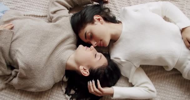 Bovenaanzicht Paar Lesbische Verliefde Vrouwen Liggend Bed Elkaar Aanraken Strelen — Stockvideo