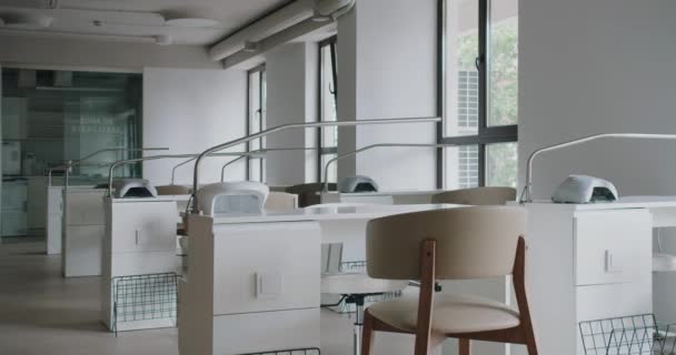 Kényelmes Munkahelyek Asztalokkal Székekkel Professzionális Felszereléssel Köröm Stúdióban Szépségszalon Modern — Stock videók