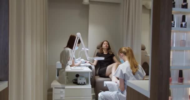 Dois Mestres Fazendo Manicure Pedicure Para Cliente Feminino Salão Luxo — Vídeo de Stock