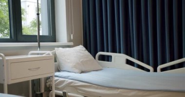 Klinikte rahat yatağı olan bir dinlenme odası. Boş hastane odasının modern iç mekanı..