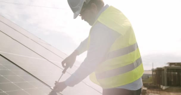 Homem Técnico Montagem Painéis Solares Fotovoltaicos Telhado Casa Engenheiro Capacete — Vídeo de Stock