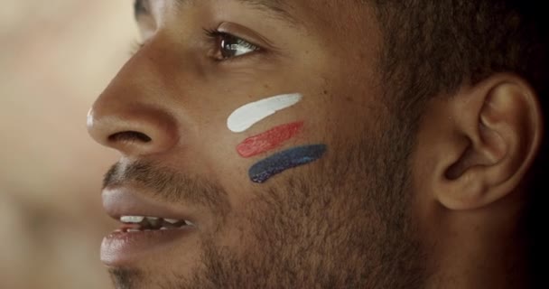 Närbild Manliga Fotbollsfan Med Målade Ansikte Titta Match Leende Och — Stockvideo