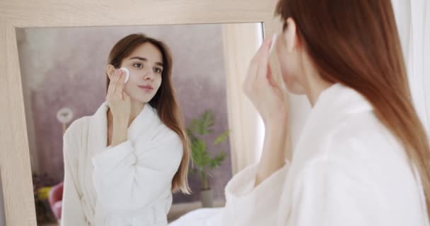 Mulher Jovem Olhando Para Espelho Aplicando Toner Hidratante Pele Rosto — Vídeo de Stock