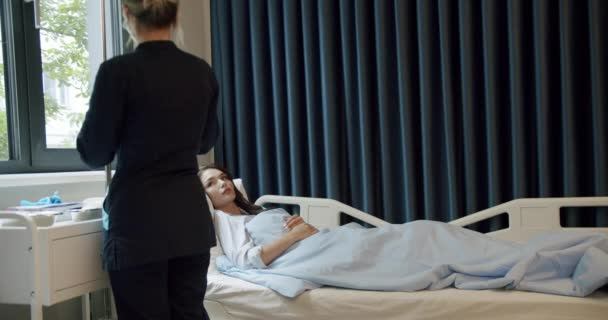 Junge Frau Liegt Auf Bequemem Bett Aufwachraum Des Krankenhauses Und — Stockvideo