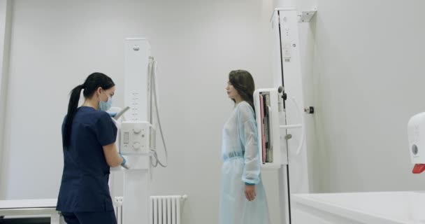 Pacjentka Szlafroku Medycznym Stojąca Pobliżu Aparatu Rentgenowskiego Szpitalu Pielęgniarka Przygotować — Wideo stockowe