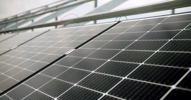屋外の太陽光発電所での太陽光パネルの閉鎖 代替再生可能エネルギーの概念 エコ技術について 持続可能なエネルギーソリューション — ストック動画