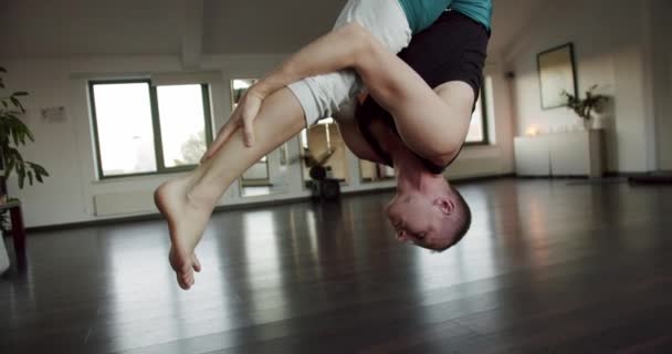 Genç Adam Içeride Kumaş Jimnastik Hamağı Kullanarak Ters Asılı Duruyor — Stok video