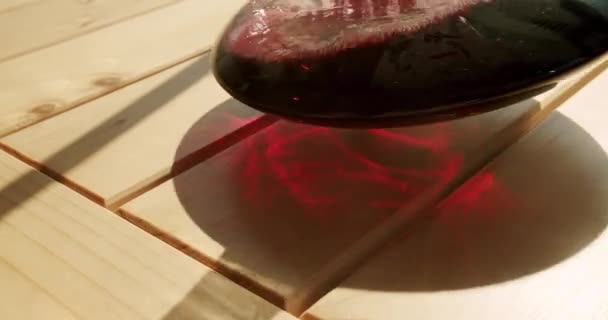 玻璃杯透明酒瓶上有红葡萄酒 色泽醇厚的摇酒或卡夫酒中的各种葡萄酒 品尝和检查饮料的质量 酿酒厂概念 — 图库视频影像