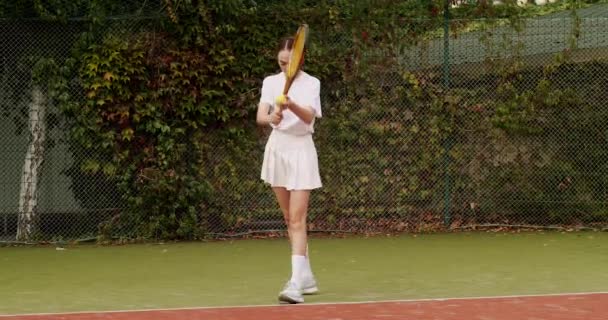 Ung Sportig Kvinna Spelar Tennis Och Serverar Boll Med Racket — Stockvideo