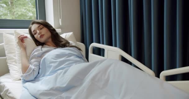 Junge Patientin Liegt Auf Bequemem Bett Aufwachraum Des Krankenhauses Kranke — Stockvideo