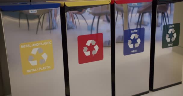Nahaufnahme Von Mülltonnen Für Die Mülltrennung Innenräumen Recycling Und Mülltrennung — Stockvideo