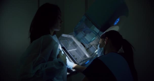 Пациентка Делает Маммографию Больничной Радиологической Палате Женское Обследование Молочной Железы — стоковое видео