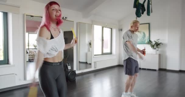 Młody Pogodny Mężczyzna Kobieta Ćwiczący Skakance Wykonujący Triki Tańczący Studio — Wideo stockowe
