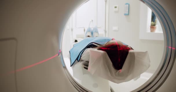 女性病人躺在电脑断层扫描上 在诊所的机器内活动 妇女在医院接受Ct或Mri检查 配备高科技设备的医疗实验室 健康检查 — 图库视频影像