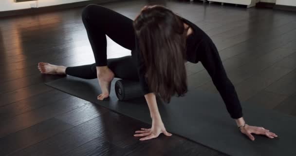 Sportliche Junge Frau Bei Einer Selbstmassage Auf Einer Bodenmatte Mit — Stockvideo