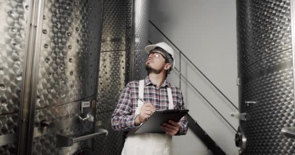 Muž Pracovník Uniformě Helmě Moderní Vinařské Továrně Řízení Procesu Kvašení — Stock video