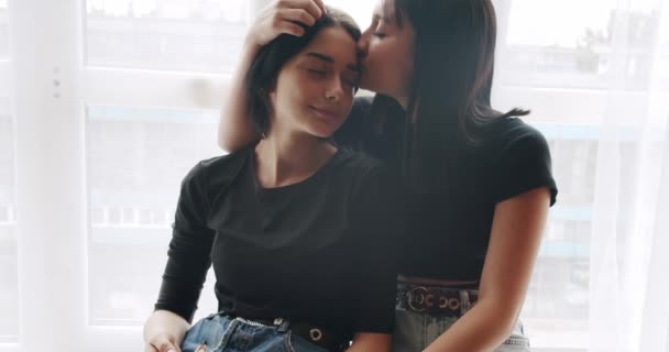Duas Meninas Felizes Lésbicas Apaixonadas Falando Enquanto Sentadas Abraço Terno — Vídeo de Stock