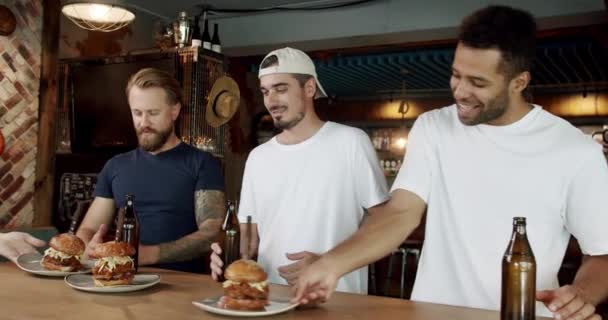 Vários Amigos Étnicos Descansando Fim Semana Pub Bebendo Cerveja Comendo — Vídeo de Stock