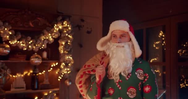 Νεαρός Άνδρας Κοστούμι Santa Claus Κρατήσει Τεράστια Τσάντα Δώρα Στην — Αρχείο Βίντεο