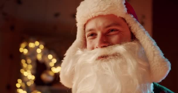 サンタクロースの優しい肖像画 ひげがついた頭と笑顔 メリークリスマス休暇 新年のお祝いコンセプト — ストック動画