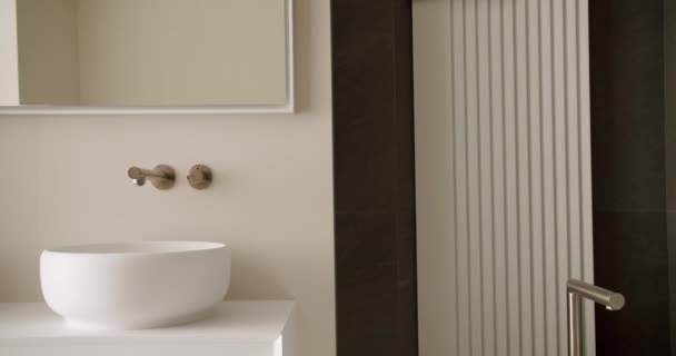 Nowoczesna Łazienka Minimalistycznym Wnętrzem Ceramiczną Umywalką Chromowanym Wodociągiem Lustrem Kranówka — Wideo stockowe