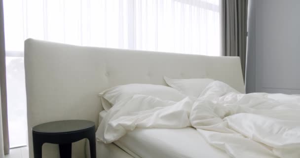 Modern Yatak Odasının Ayrıntıları Döşenmemiş Yatak Başlığı Yatak Örtüsü Gece — Stok video