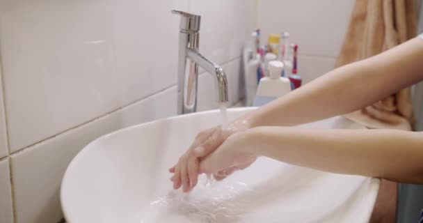 Elleri Lavaboda Muslukla Yıkayan Çocuk Manzarası Çocuk Banyoda Elleri Temizlemek — Stok video