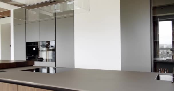 Detalhe Interior Cozinha Com Minimalista Ilha Moderna Com Bancada Fogão — Vídeo de Stock