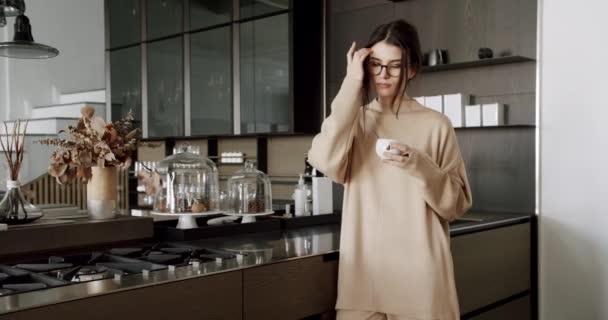 Mujer Joven Preparar Café Fresco Cocina Moderna Por Mañana Bastante — Vídeos de Stock