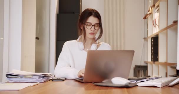 Fokusert Pen Kvinne Revisor Briller Sitter Ved Skrivebordet Jobber Laptop – stockvideo