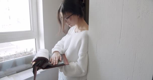 Młoda Kobieta Okularach Posiadają Katalog Próbek Tkanin Wyboru Koloru Zasłony — Wideo stockowe