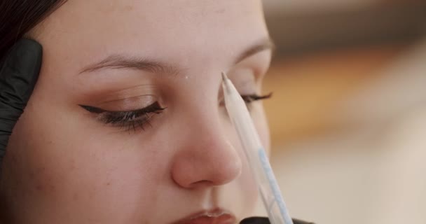 Cosmetólogo Marcando Forma Correcta Las Cejas Usando Lápiz Blanco Primer — Vídeos de Stock