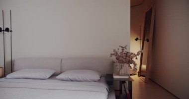 Minimalist bir dairede yatak odası, beyaz tonlarda, modern büyük resim ve siyah lamba ile. Rahat minimalist iç mekan. Şık ev, otel odası, modern mobilya, modern ev tasarımı.