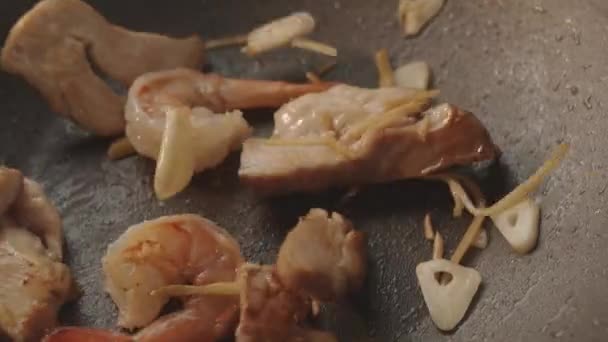 鸡胸肉在锅里打滑 用铁锅在植物油中煎的生鸡胸肉片制成的小包 — 图库视频影像
