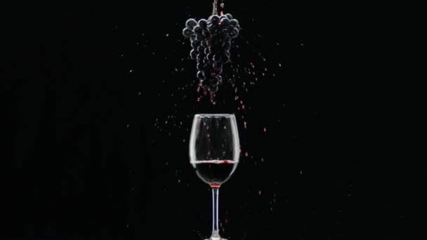 Druiven Hangend Boven Glas Met Rode Wijn Rode Wijn Giet — Stockvideo