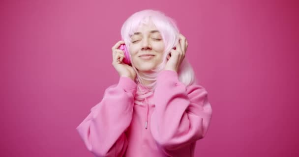 Статичний Знімок Весела Молода Жінка Светрі Бездротовими Навушниками Яскравими Кулаками — стокове відео