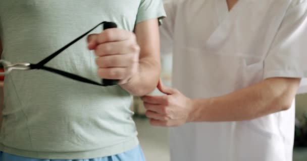 Mężczyźni Podczas Sesji Fizjoterapeutycznej Klinice Ręczne Ujęcie Męskiego Terapeuty Wspomagające — Wideo stockowe
