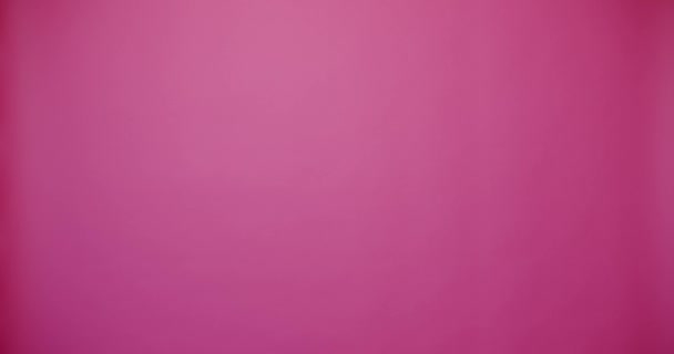 Статичний Знімок Веселого Молодої Жінки Чорними Кулаками Склеювання Волосся Дивиться — стокове відео