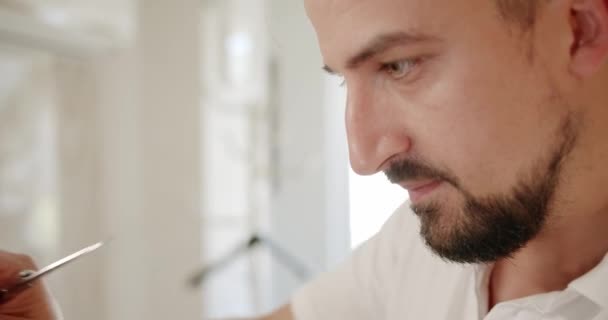 Corte Cabelo Moderno Barbearia Atendimento Cliente Homem Elegante Sentado Barbearia — Vídeo de Stock
