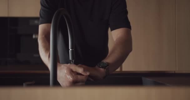 Een Man Wast Zijn Handen Thuis Het Moderne Keukeninterieur Modern — Stockvideo