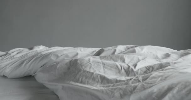 ベッドルームに綿のベッドシートと柔らかい毛布が付いている未加工のベッドのクローズアップ ホテルの部屋の寝具のリネンを粉砕しました 快適な眠りについて レイジー — ストック動画