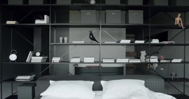 现代公寓与开放的概念和阁楼内部 床与枕头和床上用品 浴缸和金属书架分隔空间 家庭设计理念 — 图库视频影像