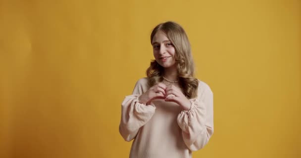 Rolig Blond Tonåring Tonåring Flicka Beige Klänning Hon Glad Och — Stockvideo