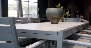 Minimalist sandalyesi ve masası olan siyah teras mobilyaları. Bahçe mobilyaları, Modern Lüks Villa. Minimalist daire. Açık masa ve bahçe parkı için sandalyeler. Lüks villa için modern sandalyeler.