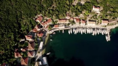 Yatçılık. Lüks yelkenli. Yaz lüks modern tekne gezisi. Lefkada adası. Yat için liman. Marinadaki tekne ve yatların yukarıdan görünüşü. Yelkenli. Lüks gemi seyahati.